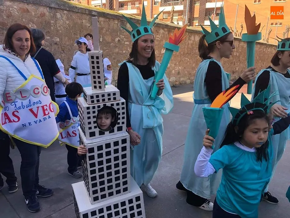 Foto 5 - El carnaval de Las Esclavas del Sagrado Coraz&oacute;n va de viaje hasta el parque Picasso