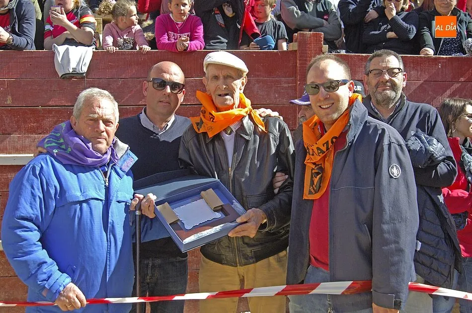 Foto 6 - Arturo Regalado recibe un homenaje por su dilatada contribuci&oacute;n al Carnaval  