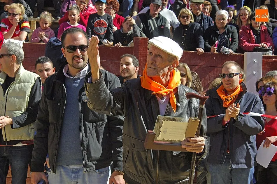 Foto 7 - Arturo Regalado recibe un homenaje por su dilatada contribuci&oacute;n al Carnaval  