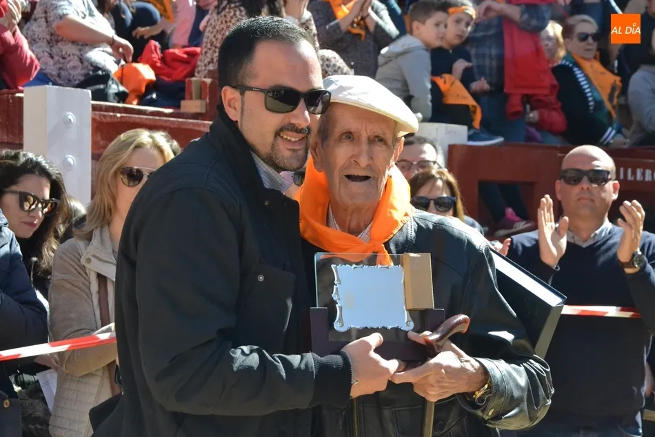 Foto 4 - Arturo Regalado recibe un homenaje por su dilatada contribuci&oacute;n al Carnaval  
