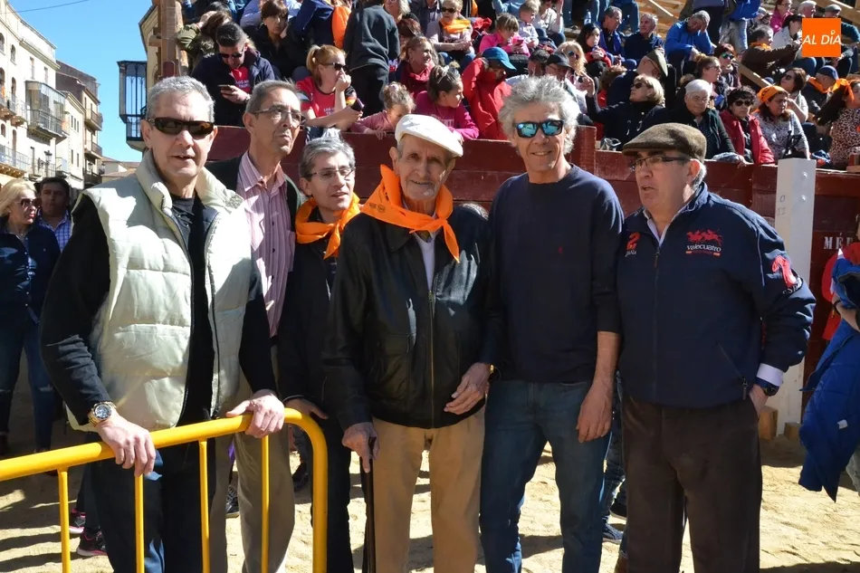 Foto 5 - Arturo Regalado recibe un homenaje por su dilatada contribuci&oacute;n al Carnaval  