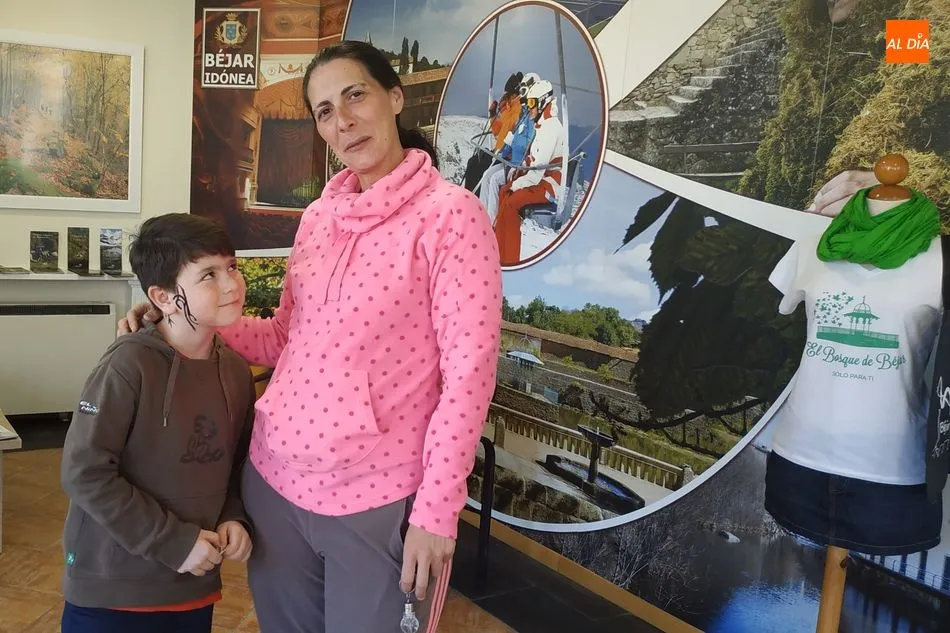 Foto 6 - M&aacute;s de 30 ni&ntilde;os han pasado por el taller de pintacaras de la Oficina de Turismo de B&eacute;jar  