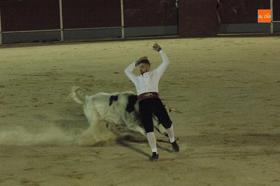 Foto 3 - Javier Pradanas se hace con la victoria en el VI Concurso de Recortes Goyesco  