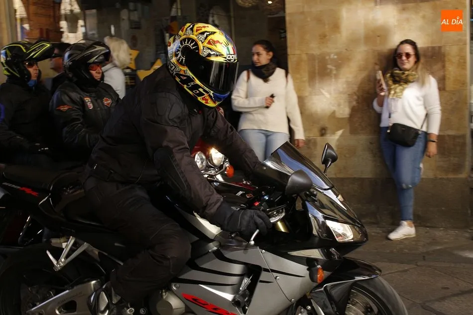 Foto 10 - Los motores rugen en la Plaza Mayor con la 16&ordf; Invernal Motorista