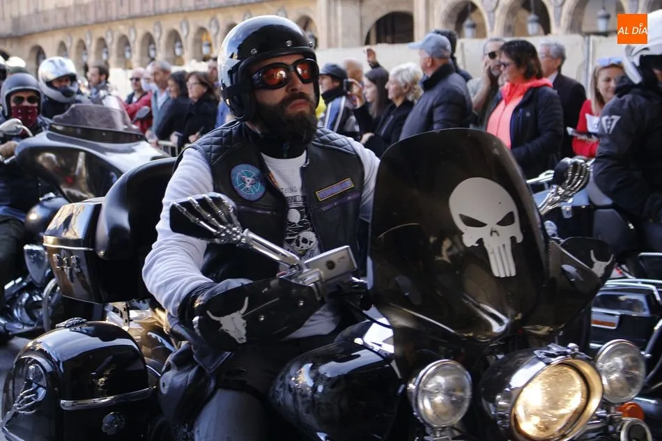 Foto 3 - Los motores rugen en la Plaza Mayor con la 16&ordf; Invernal Motorista