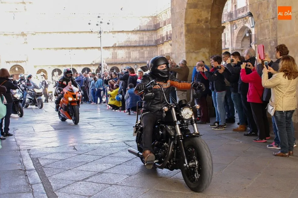 Foto 2 - Los motores rugen en la Plaza Mayor con la 16&ordf; Invernal Motorista