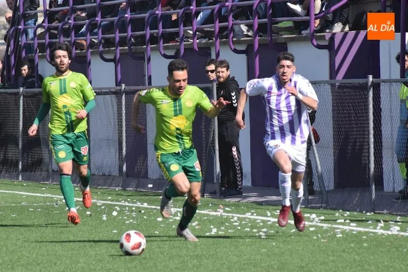 Blas Alonso persigue a un rival del Valladolid B / José Luis Cotobal