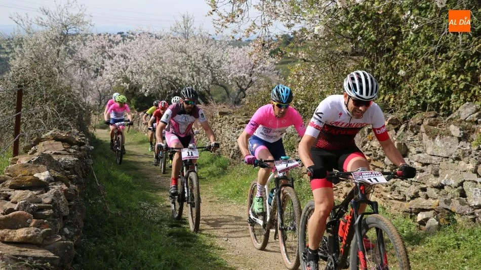 Espectacular carrera BTT en Las Arribes de Saucelle con los almendros en flor / CORRAL