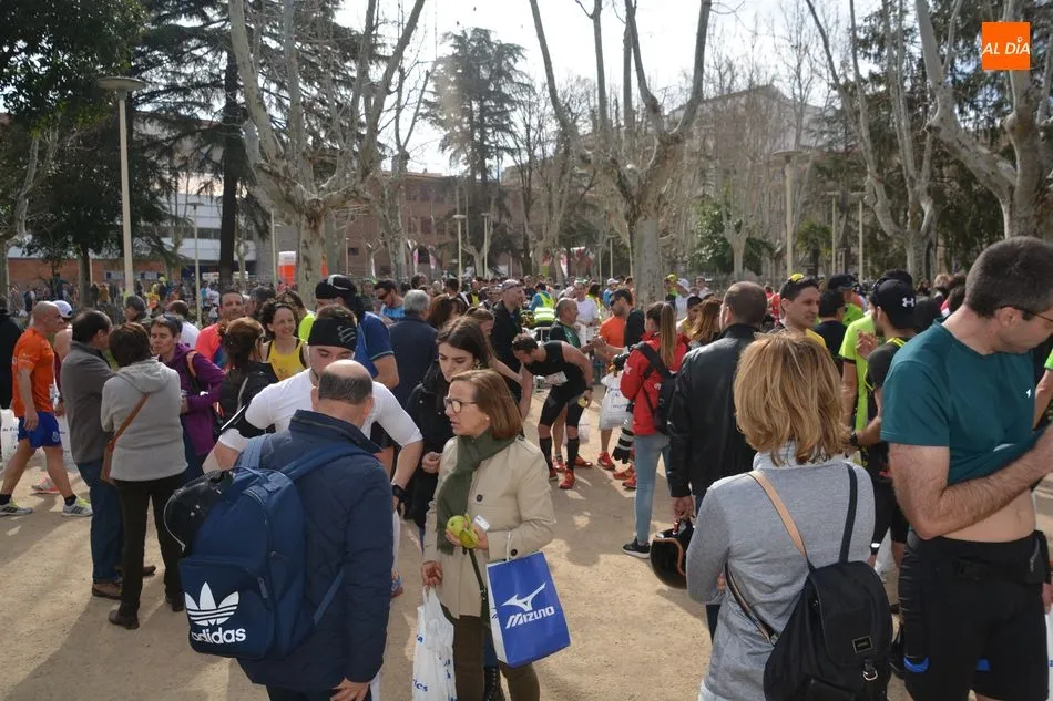 Foto 2 - Juan Bueno y M&oacute;nica Guti&eacute;rrez se imponen en una Media Marat&oacute;n con m&aacute;s de 3.000 corredores
