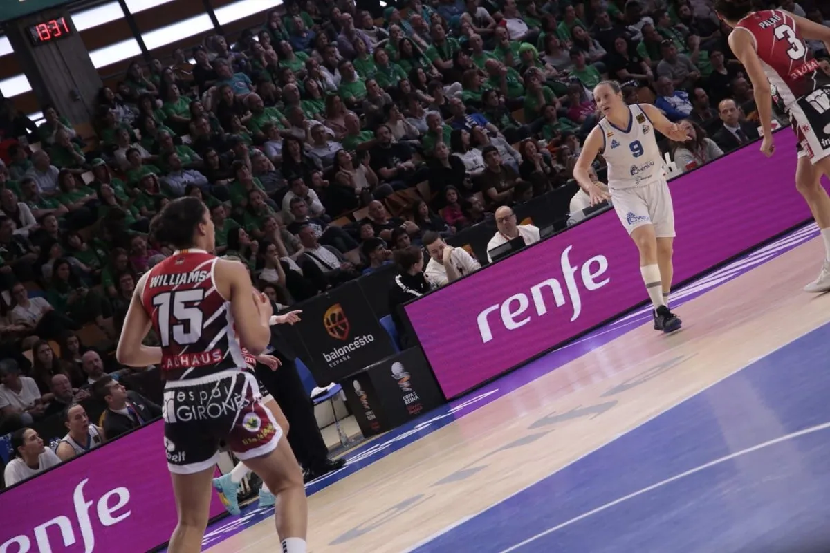 Foto 4 - Avenida supera al Uni Girona en la final y entra en la historia de la Copa de la Reina (71-79)