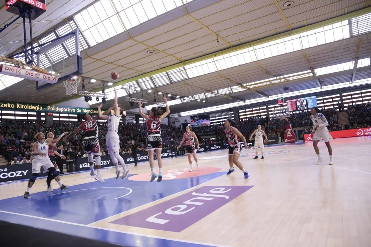 Foto 2 - Avenida supera al Uni Girona en la final y entra en la historia de la Copa de la Reina (71-79)