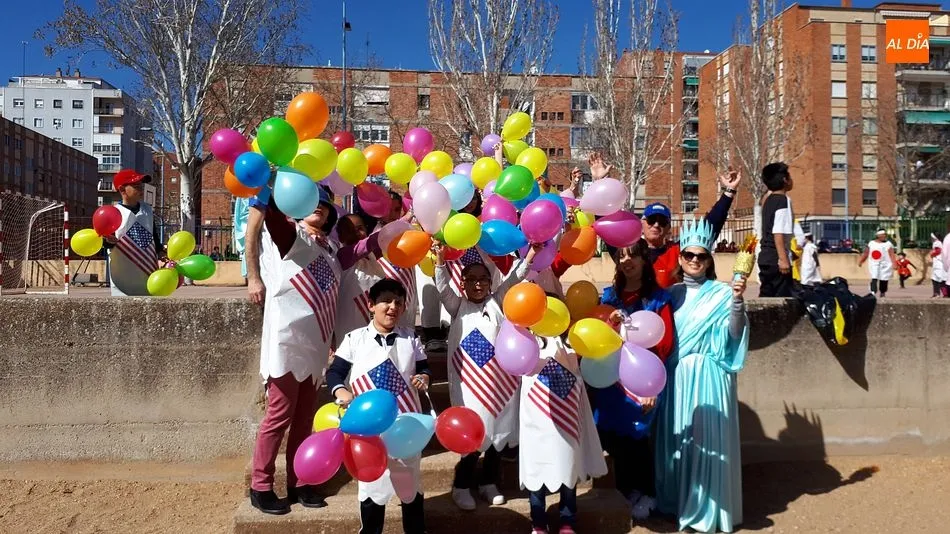 La Vuelta al Mundo en el carnaval del colegio Filiberto Villalobos
