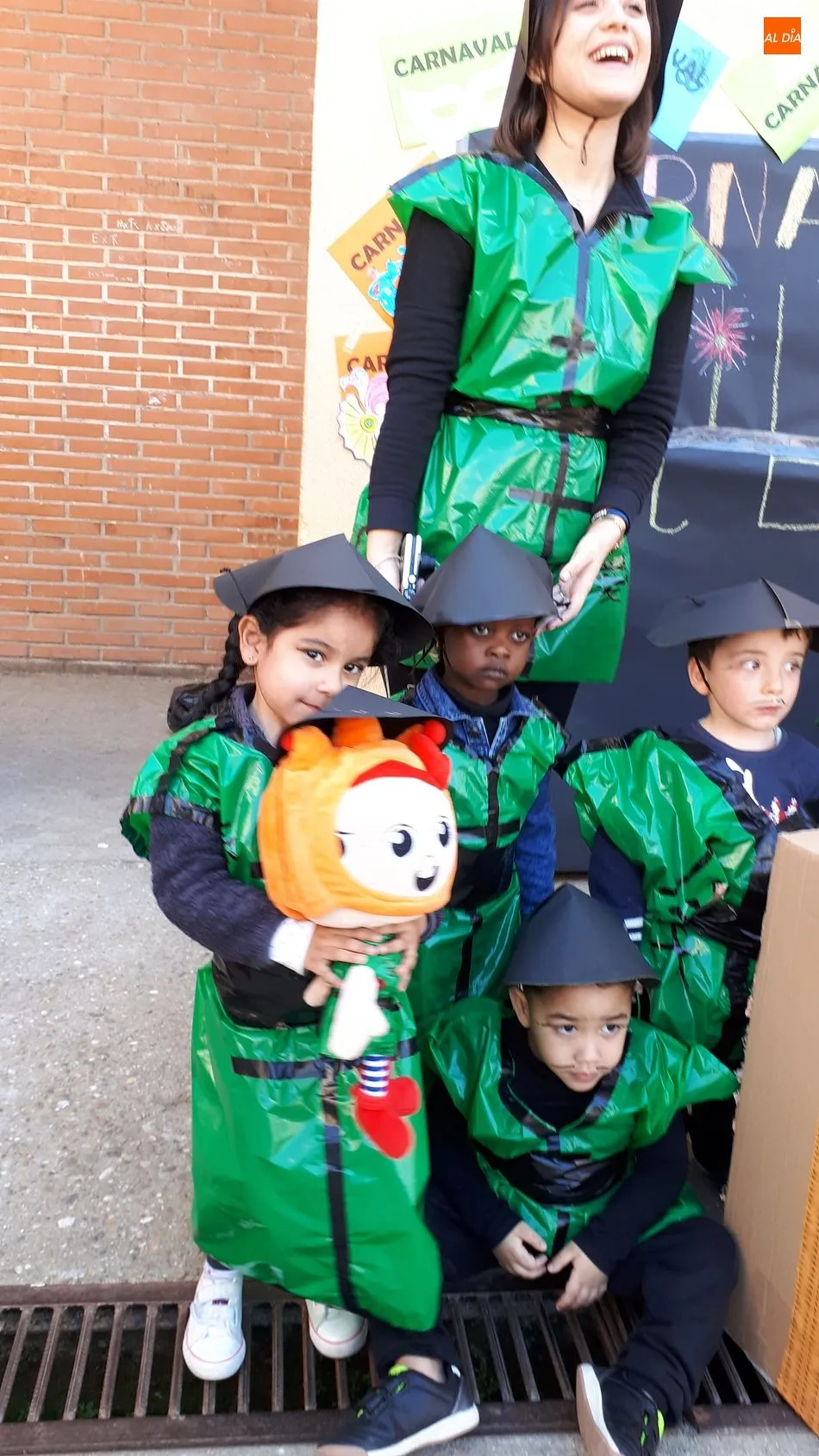 Foto 10 - La Vuelta al Mundo en el carnaval del colegio Filiberto Villalobos
