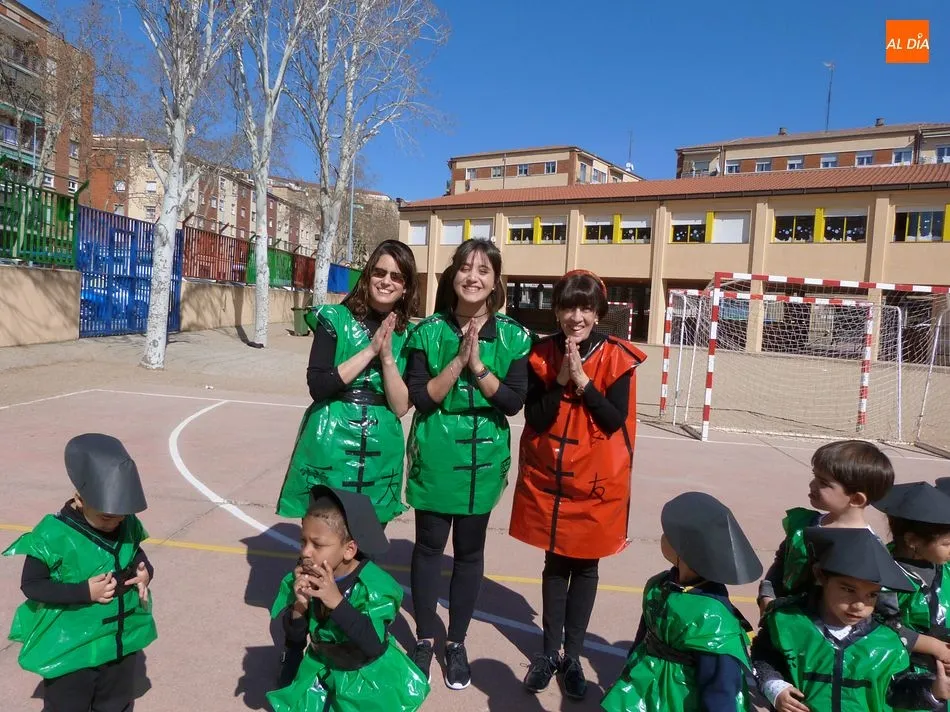 Foto 2 - La Vuelta al Mundo en el carnaval del colegio Filiberto Villalobos