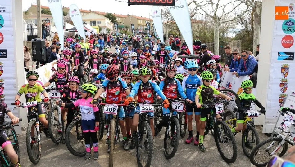 Un total de 204 niños de 17 escuelas de cilismo de Castilla y León tomaron la salida en Saucelle