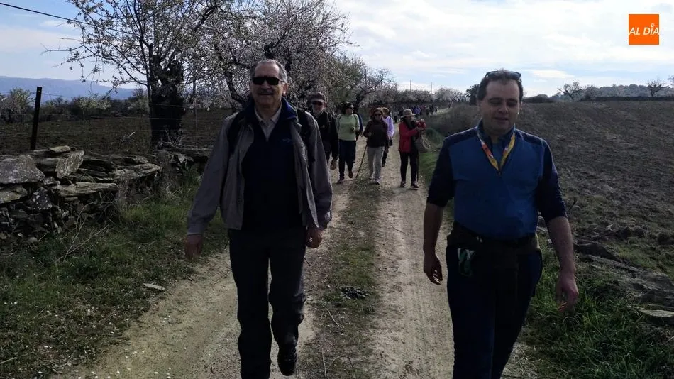 Foto 7 - Medio centenar de senderistas disfrutan de una interesante Ruta por los Almendros en Flor de La...