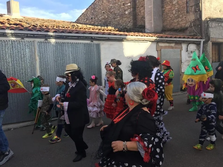 Foto 11 - Animado desfile y concurso de disfraces de Domingo de Carnaval en Villarino  