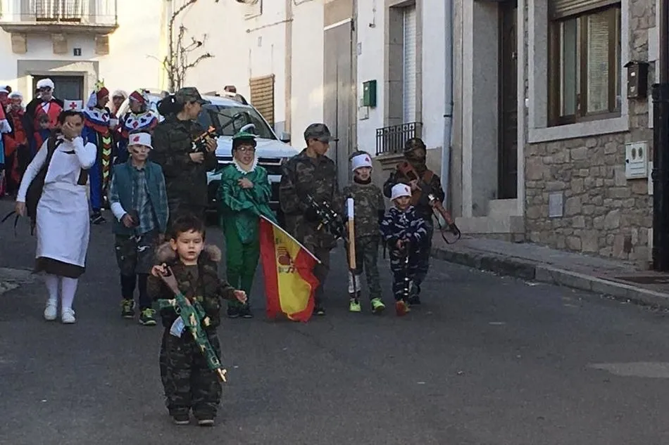 Foto 6 - Animado desfile y concurso de disfraces de Domingo de Carnaval en Villarino  
