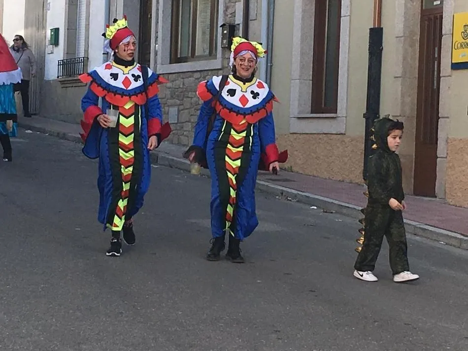 Foto 4 - Animado desfile y concurso de disfraces de Domingo de Carnaval en Villarino  