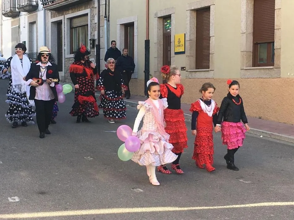 Foto 3 - Animado desfile y concurso de disfraces de Domingo de Carnaval en Villarino  