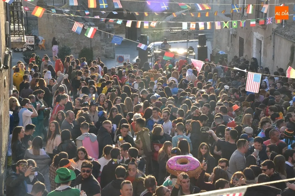 El Carnaval vive otra multitudinaria jornada callejera incluso hasta más allá del anochecer  