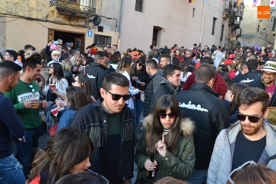 Foto 11 - El Carnaval vive otra multitudinaria jornada callejera incluso hasta m&aacute;s all&aacute; del anochecer  