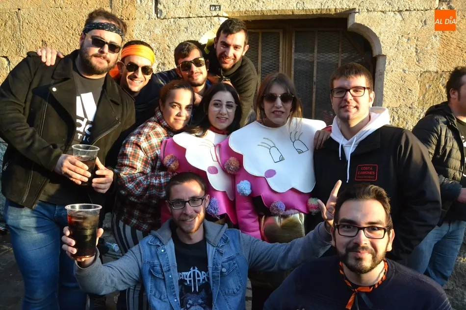 Foto 10 - El Carnaval vive otra multitudinaria jornada callejera incluso hasta m&aacute;s all&aacute; del anochecer  