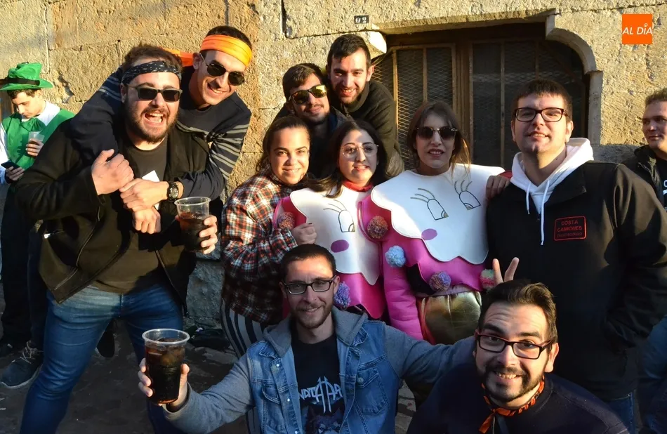 Foto 9 - El Carnaval vive otra multitudinaria jornada callejera incluso hasta m&aacute;s all&aacute; del anochecer  