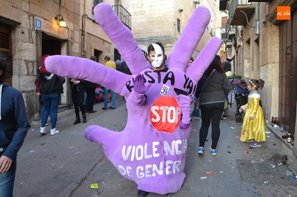 Foto 8 - El Carnaval vive otra multitudinaria jornada callejera incluso hasta m&aacute;s all&aacute; del anochecer  
