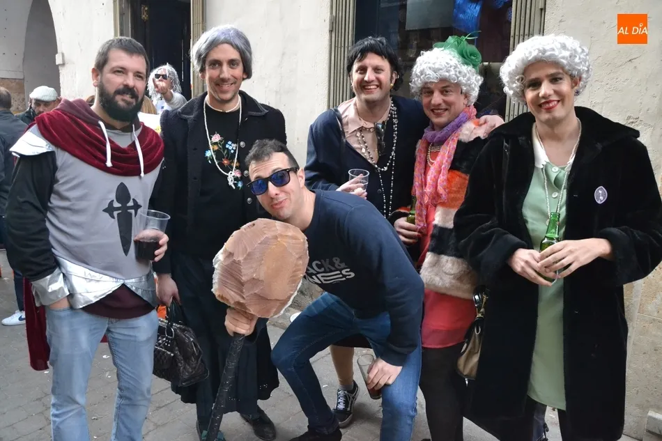 Foto 6 - El Carnaval vive otra multitudinaria jornada callejera incluso hasta m&aacute;s all&aacute; del anochecer  