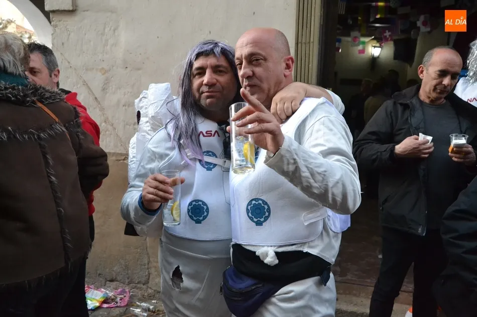 Foto 5 - El Carnaval vive otra multitudinaria jornada callejera incluso hasta m&aacute;s all&aacute; del anochecer  