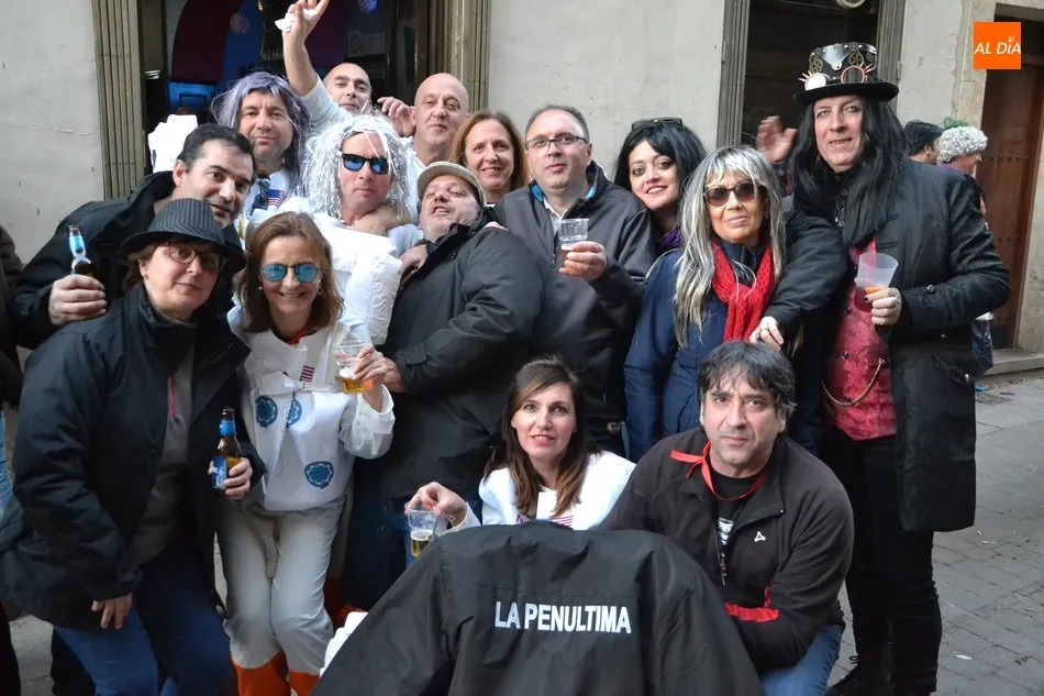 Foto 3 - El Carnaval vive otra multitudinaria jornada callejera incluso hasta m&aacute;s all&aacute; del anochecer  