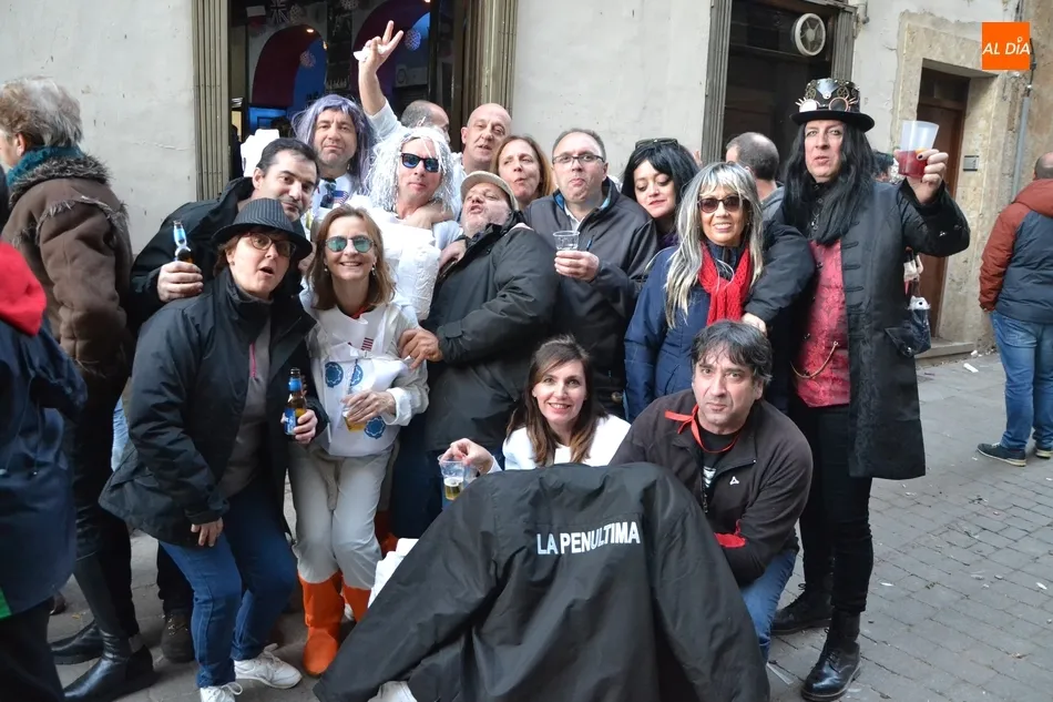 Foto 4 - El Carnaval vive otra multitudinaria jornada callejera incluso hasta m&aacute;s all&aacute; del anochecer  