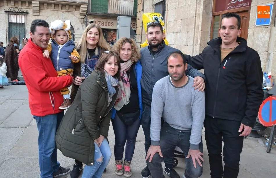 Foto 2 - El Carnaval vive otra multitudinaria jornada callejera incluso hasta m&aacute;s all&aacute; del anochecer  