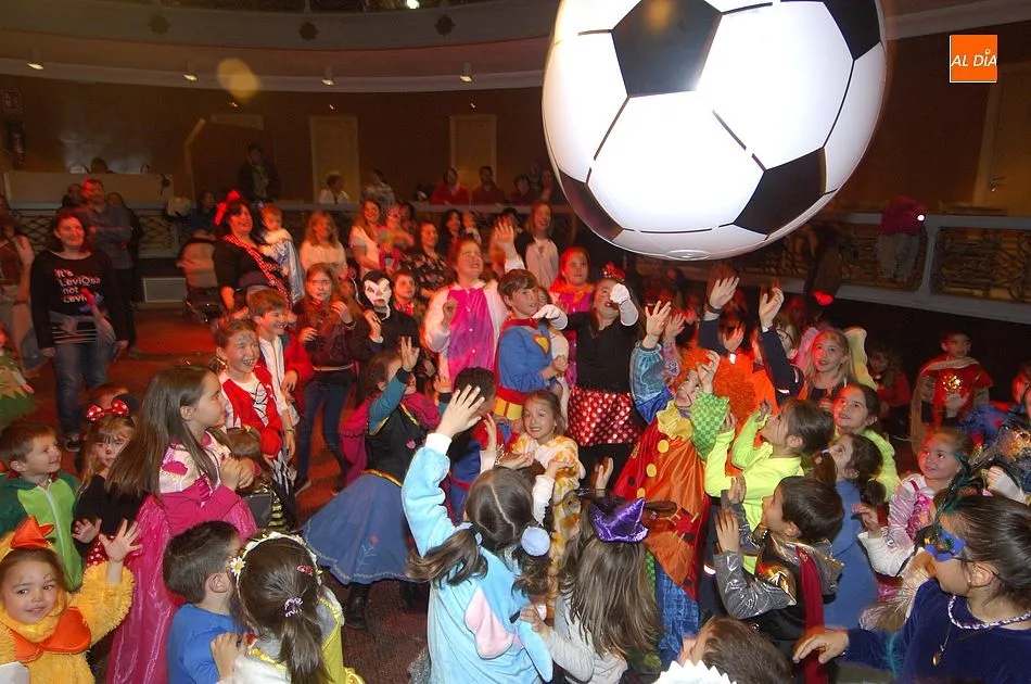 Los niños conquistan con sus disfraces el Teatro Nuevo  