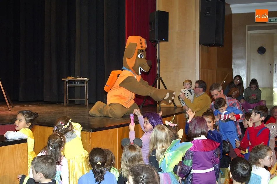 Foto 10 - Los ni&ntilde;os conquistan con sus disfraces el Teatro Nuevo  