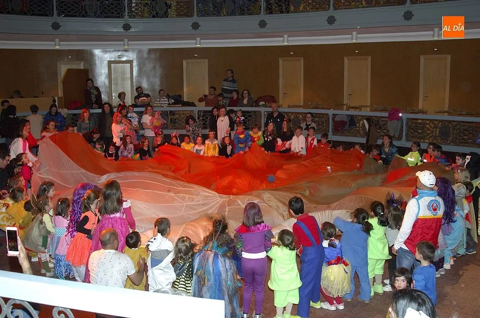Foto 11 - Los ni&ntilde;os conquistan con sus disfraces el Teatro Nuevo  