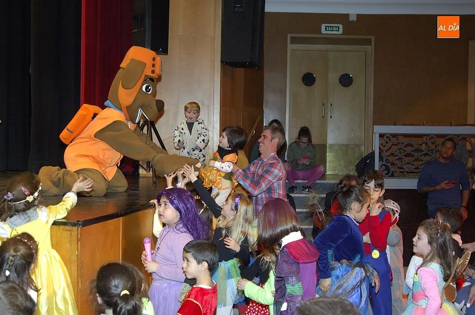 Foto 9 - Los ni&ntilde;os conquistan con sus disfraces el Teatro Nuevo  