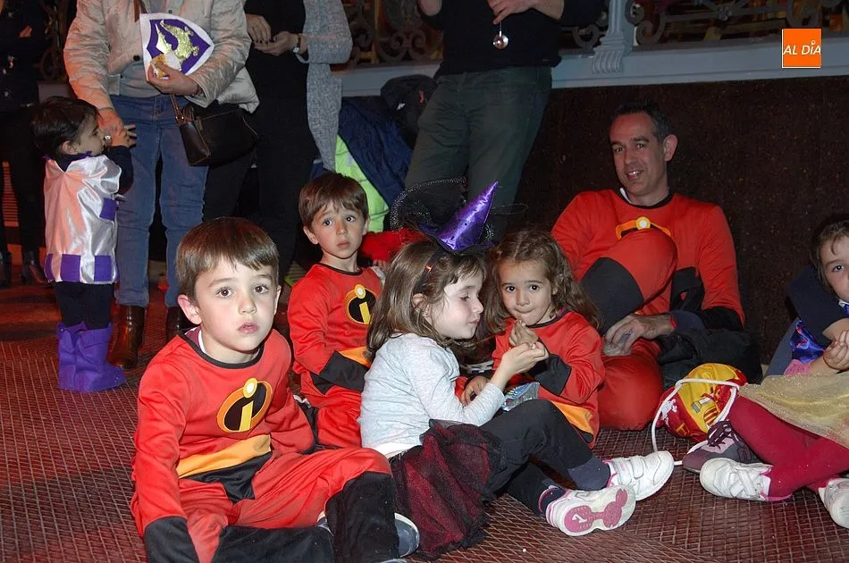 Foto 8 - Los ni&ntilde;os conquistan con sus disfraces el Teatro Nuevo  