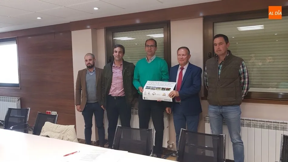 El diputado, junto a los representantes de las asociaciones ganaderas que participan en la miniferia de marzo