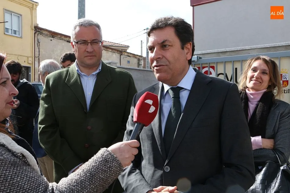 El consejero Carriedo, junto al alcalde de Guijuelo, Julián Ramos