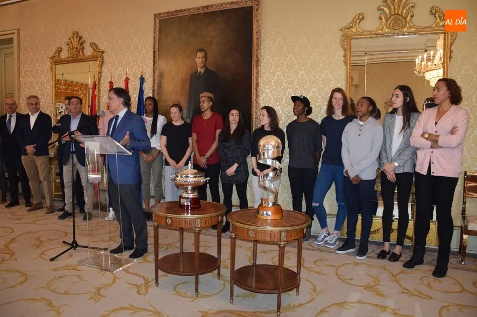Foto 10 - El Perfumer&iacute;as Avenida, recibido con honores en el Ayuntamiento por ganar la Copa de la Reina
