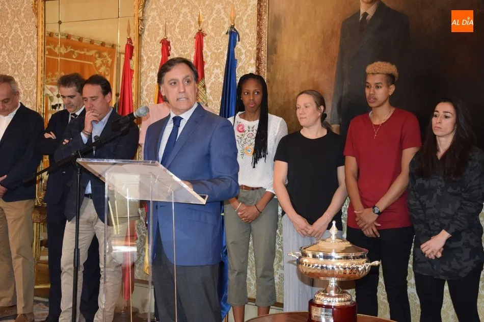 Foto 9 - El Perfumer&iacute;as Avenida, recibido con honores en el Ayuntamiento por ganar la Copa de la Reina