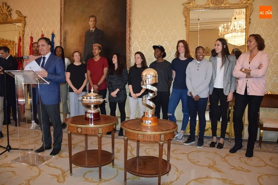 Foto 8 - El Perfumer&iacute;as Avenida, recibido con honores en el Ayuntamiento por ganar la Copa de la Reina
