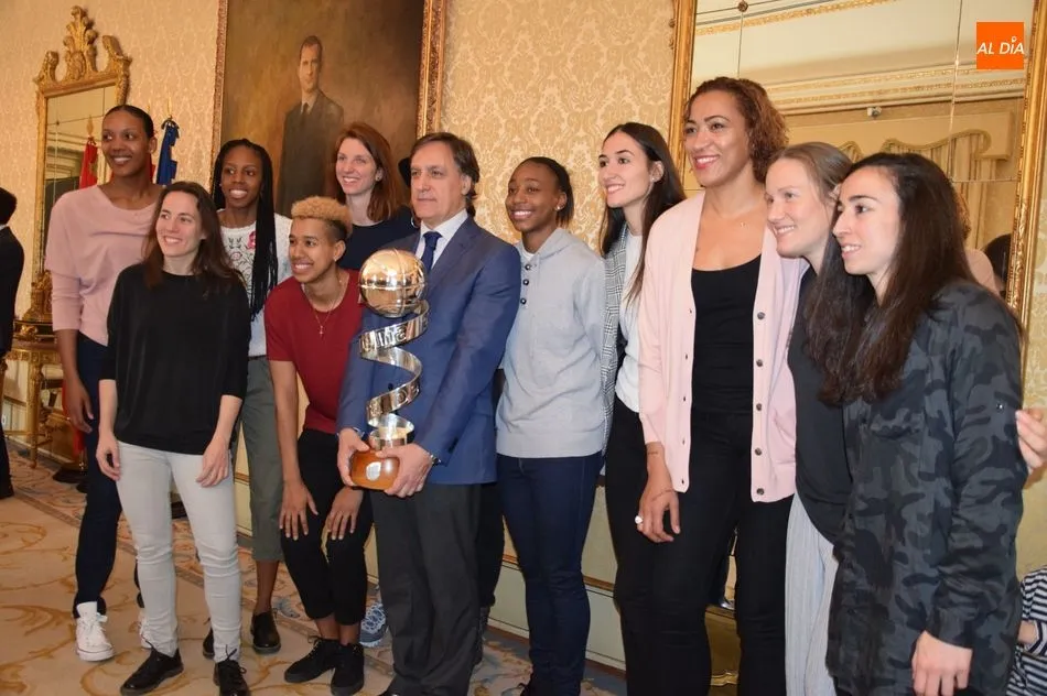Foto 7 - El Perfumer&iacute;as Avenida, recibido con honores en el Ayuntamiento por ganar la Copa de la Reina