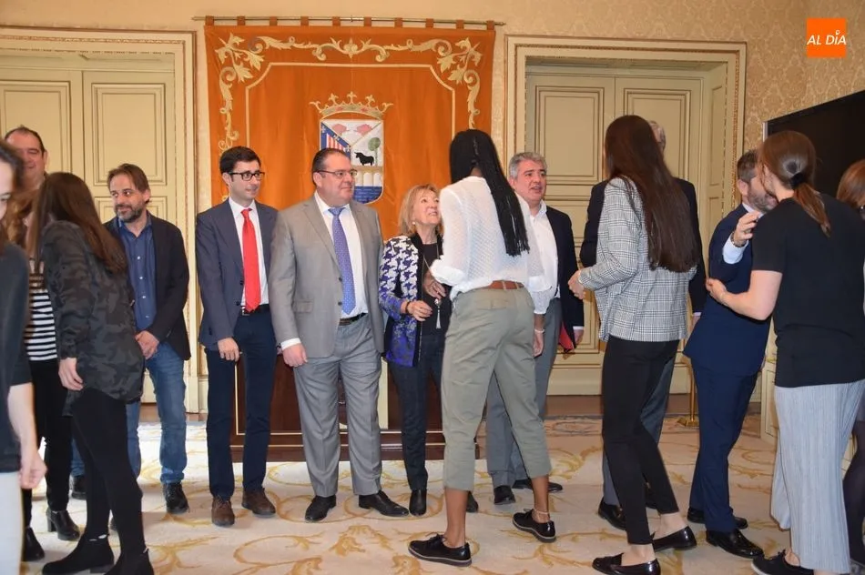 Foto 3 - El Perfumer&iacute;as Avenida, recibido con honores en el Ayuntamiento por ganar la Copa de la Reina