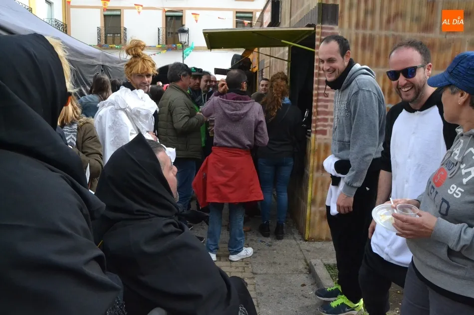 Foto 4 - Las pe&ntilde;as de la Plazuela del Buen Alcalde invitan a comer un a&ntilde;o m&aacute;s patatas mene&aacute;s  