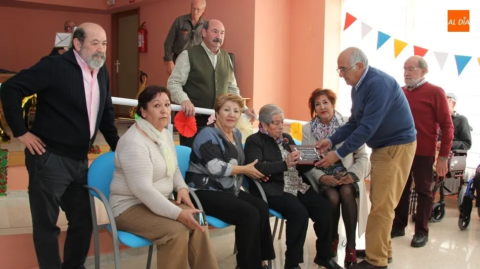El alcalde, Germán Vicente, entrega una placa conmemorativa a Josefa Rivero en presencia de sus familiares / MARIBEL