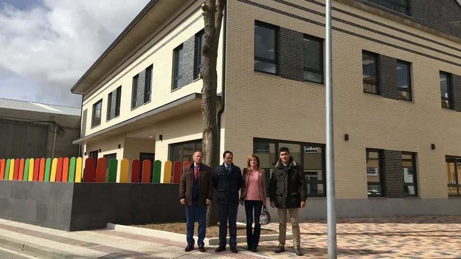 •	El nuevo edificio de usos múltiples ha sido inaugurado por el alcalde, Ángel Molina, acompañado de los diputados Chabela de la Torre y Román Javier Hernández y el concejal Ildefonso Curto