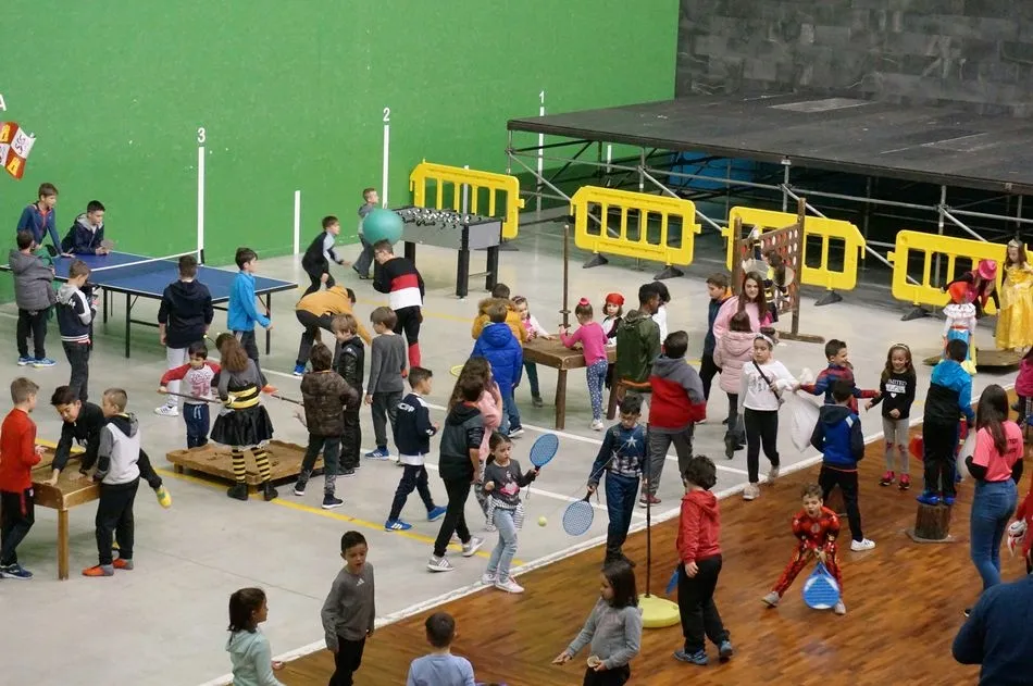 Foto 4 - El Parque de Juegos llena de diversi&oacute;n y disfraces el pabell&oacute;n de Villares de la Reina